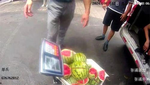 俩警察吃瓜,两位警察的“吃瓜”日常趣事